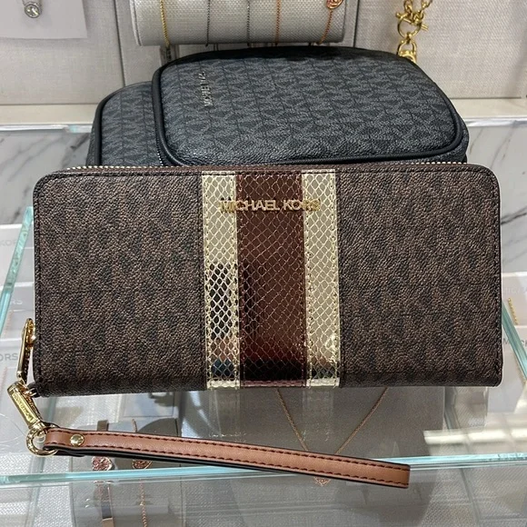 Michael Kors Jet Set Travel Large Signature Logo and Metallic Continental Wallet - Picture 2 of 16